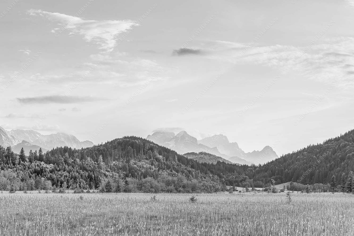 Panoramablick auf das Soiern-, Karwendel-, Wetterstein und Estergebirge - Alle im Blick 3:2 sw -- Soiern Karwendel Wetterstein und Estergebirge - mehr Infos bei www.Kriner-Weiermann.de