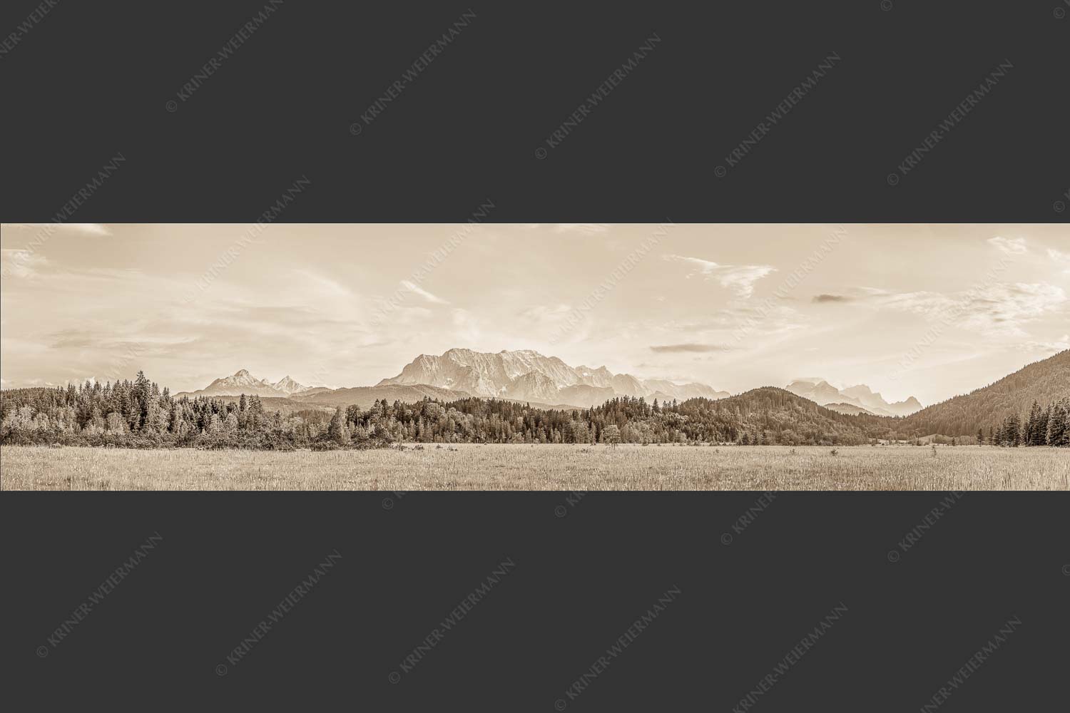 Panoramablick auf das Soiern-, Karwendel-, Wetterstein und Estergebirge - Alle im Blick 4:1 sepia -- Soiern Karwendel Wetterstein und Estergebirge - mehr Infos bei www.Kriner-Weiermann.de