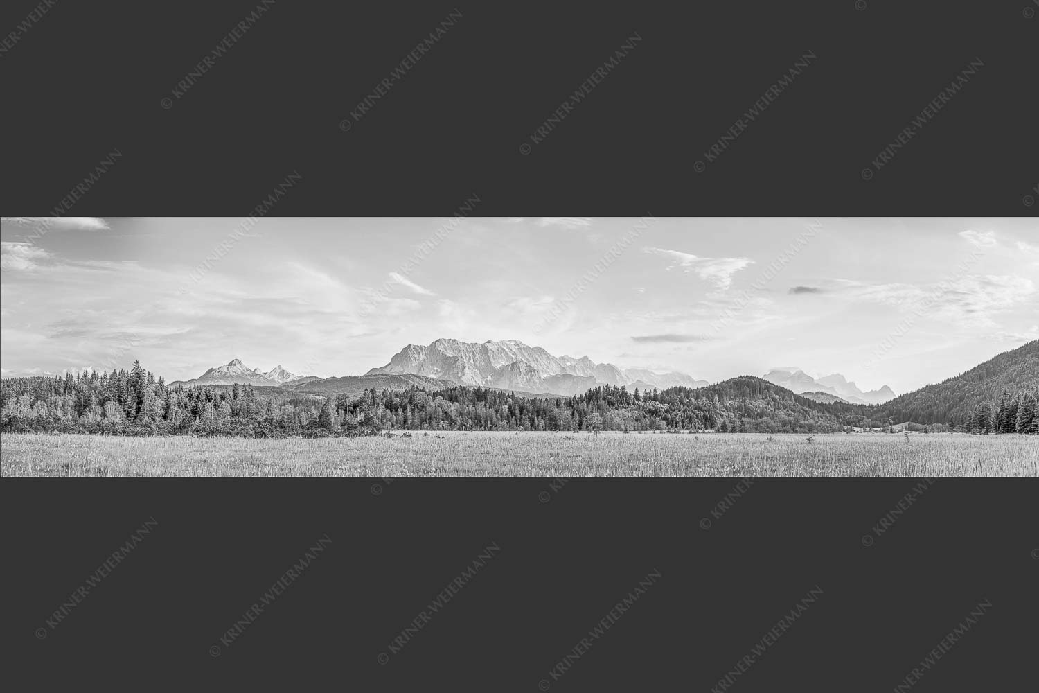 Panoramablick auf das Soiern-, Karwendel-, Wetterstein und Estergebirge - Alle im Blick 4:1 sw -- Soiern Karwendel Wetterstein und Estergebirge - mehr Infos bei www.Kriner-Weiermann.de