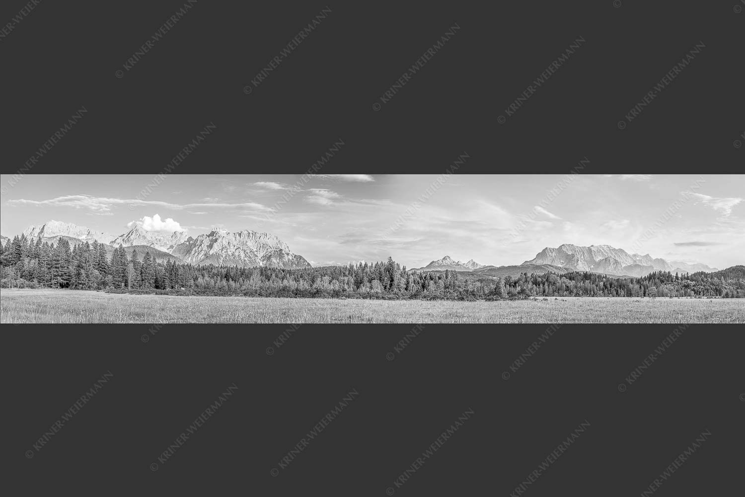 Panoramablick auf das Soiern-, Karwendel-, Wetterstein und Estergebirge - Alle im Blick 5:1 sw -- Soiern Karwendel Wetterstein und Estergebirge - mehr Infos bei www.Kriner-Weiermann.de