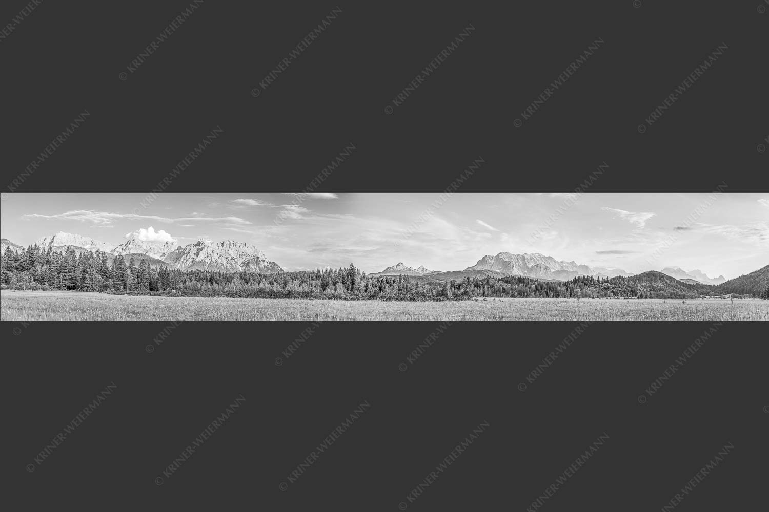 Panoramablick auf das Soiern-, Karwendel-, Wetterstein und Estergebirge - Alle im Blick 6:1 sw -- Soiern Karwendel Wetterstein und Estergebirge - mehr Infos bei www.Kriner-Weiermann.de