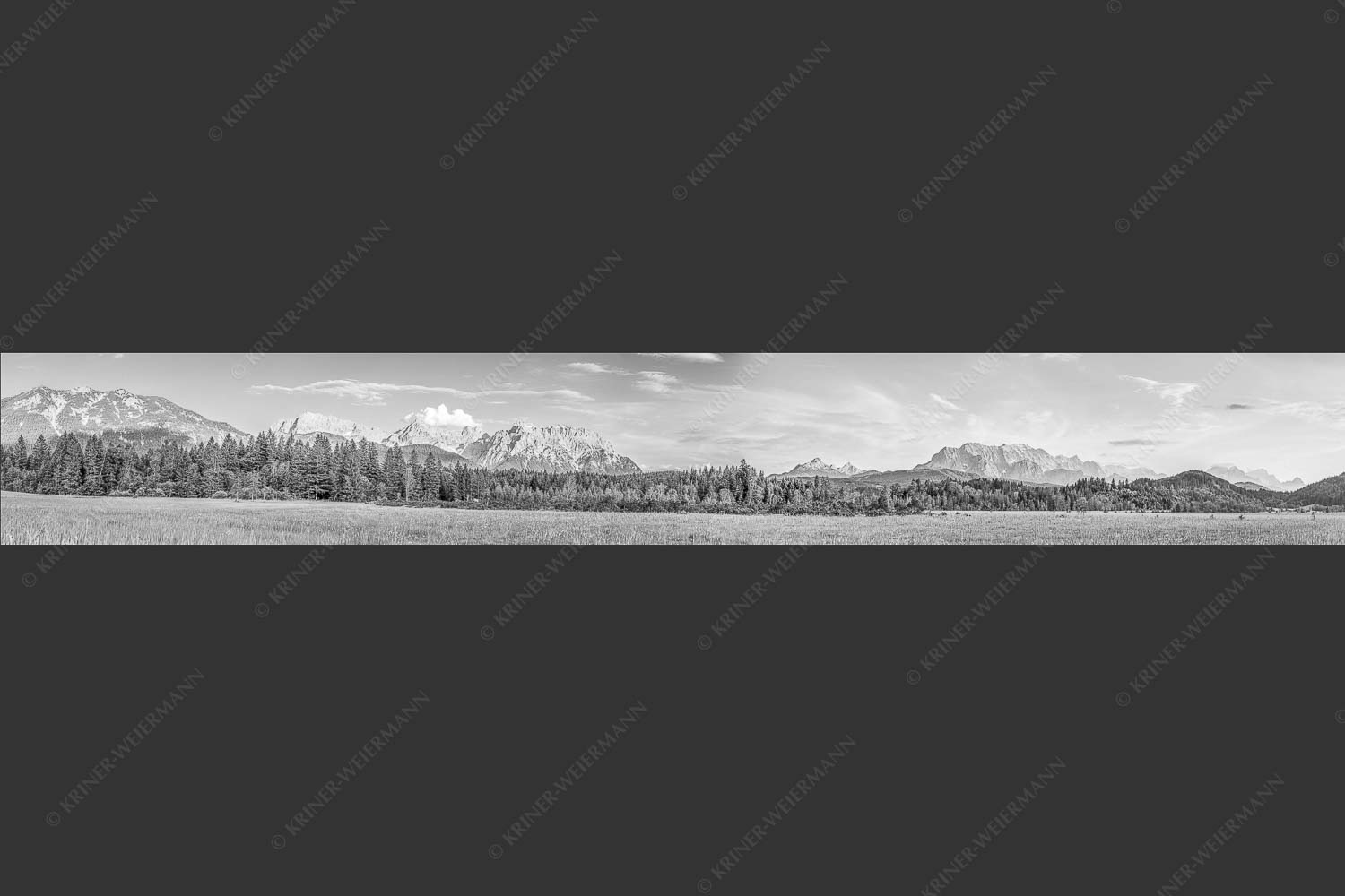 Panoramablick auf das Soiern-, Karwendel-, Wetterstein und Estergebirge - Alle im Blick 7:1 sw -- Soiern Karwendel Wetterstein und Estergebirge - mehr Infos bei www.Kriner-Weiermann.de