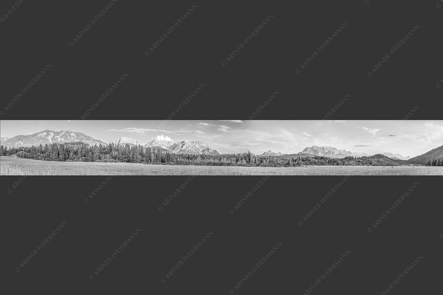 Panoramablick auf das Soiern-, Karwendel-, Wetterstein und Estergebirge - Alle im Blick 8:1 sw -- Soiern Karwendel Wetterstein und Estergebirge - mehr Infos bei www.Kriner-Weiermann.de