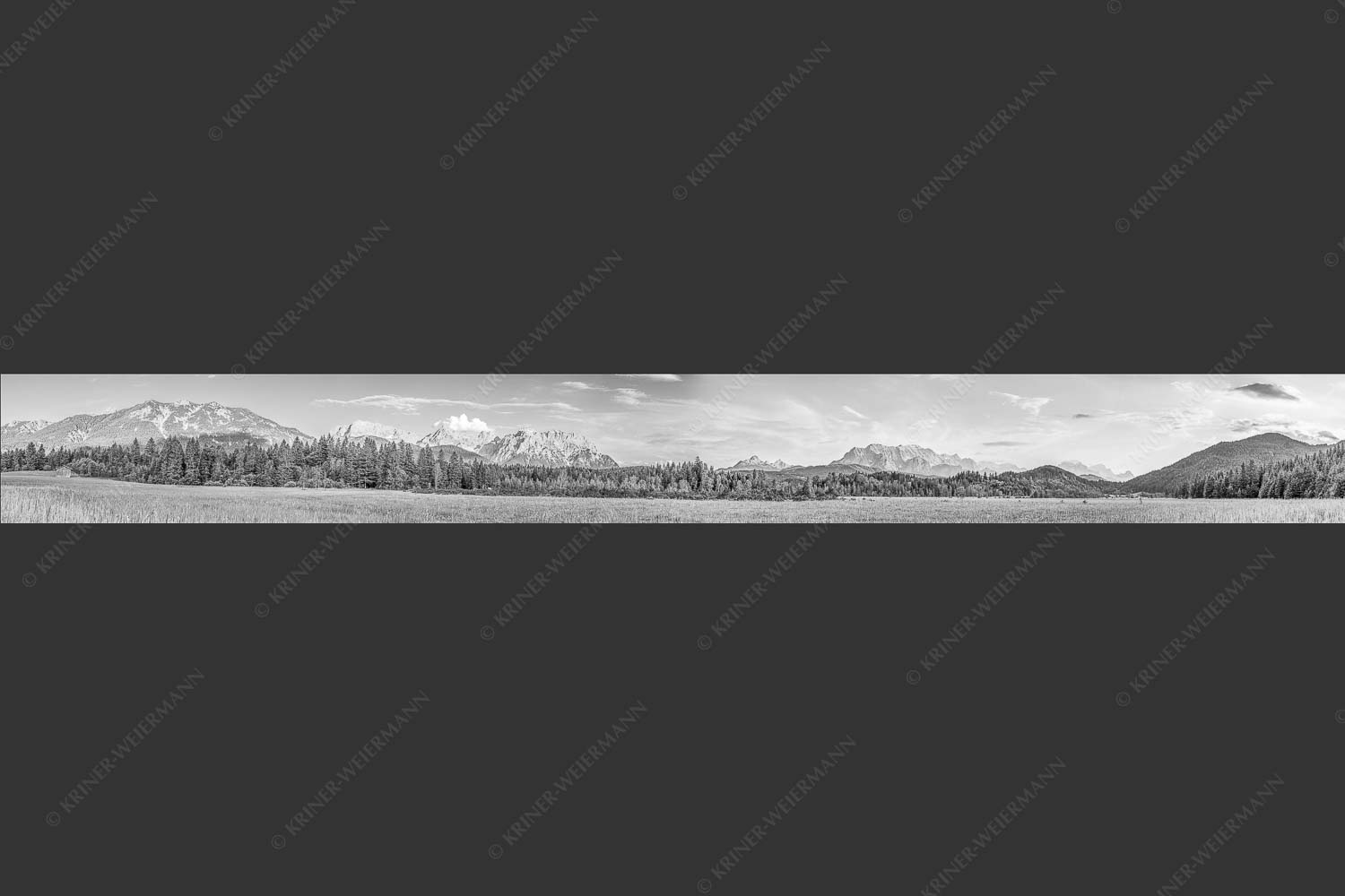 Panoramablick auf das Soiern-, Karwendel-, Wetterstein und Estergebirge - Alle im Blick 9:1 sw -- Soiern Karwendel Wetterstein und Estergebirge - mehr Infos bei www.Kriner-Weiermann.de