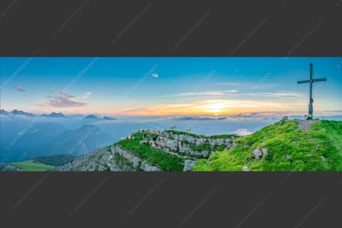 Bergschafe am Gipfel des Schafreiter im Karwendelgebirge bei Sonnenuntergang - Alle Schäfchen beisammen 3:1  -- Schafe am Schafreiter im Karwendel - mehr Infos bei www.Kriner-Weiermann.de