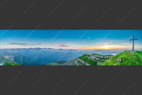 Bergschafe am Gipfel des Schafreiter im Karwendelgebirge bei Sonnenuntergang - Alle Schäfchen beisammen 4:1  -- Schafe am Schafreiter im Karwendel - mehr Infos bei www.Kriner-Weiermann.de