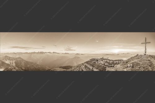 Bergschafe am Gipfel des Schafreiter im Karwendelgebirge bei Sonnenuntergang - Alle Schäfchen beisammen 4:1 sepia -- Schafe am Schafreiter im Karwendel - mehr Infos bei www.Kriner-Weiermann.de