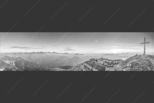 Bergschafe am Gipfel des Schafreiter im Karwendelgebirge bei Sonnenuntergang - Alle Schäfchen beisammen 4:1 sw -- Schafe am Schafreiter im Karwendel - mehr Infos bei www.Kriner-Weiermann.de