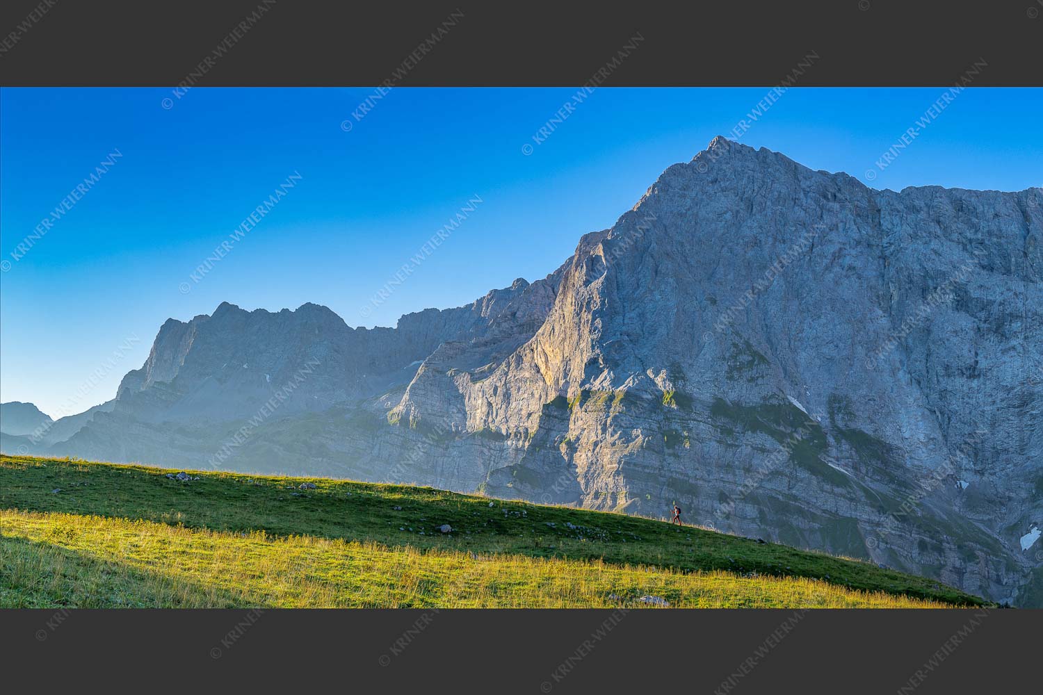 Bergwandern an der Laliderer Hochalm mit Spritzkarspitze - Allein auf weiter Flur 2:1  -- Wandern im Karwendel - mehr Infos bei www.Kriner-Weiermann.de