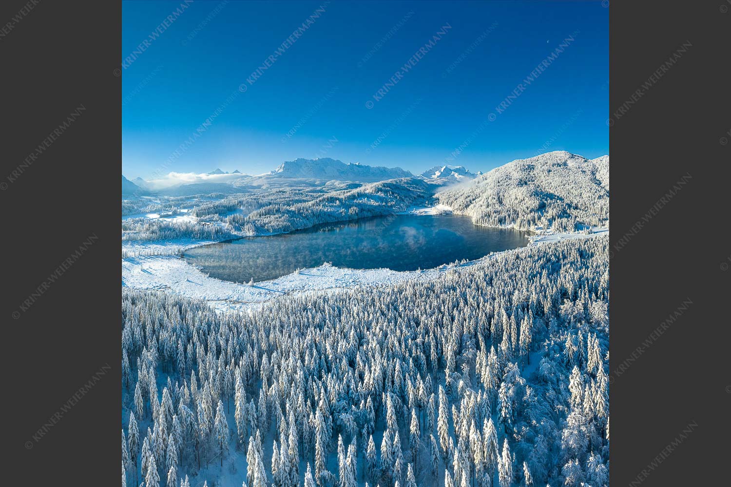 Blick über den Barmsee zum Karwendel- und Wettersteingebirge - Alles weiß am Barmsee 1:1  -- Winter am Barmsee - mehr Infos bei www.Kriner-Weiermann.de