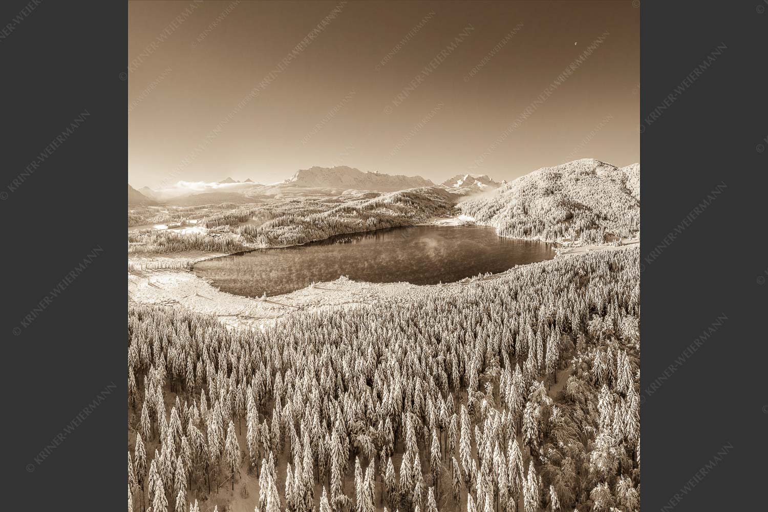 Blick über den Barmsee zum Karwendel- und Wettersteingebirge - Alles weiß am Barmsee 1:1 sepia -- Winter am Barmsee - mehr Infos bei www.Kriner-Weiermann.de