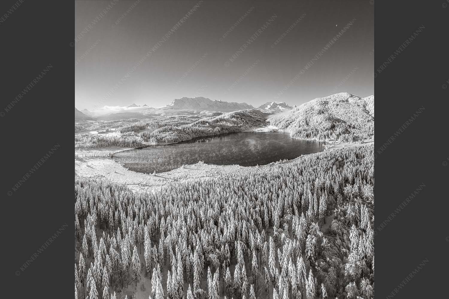 Blick über den Barmsee zum Karwendel- und Wettersteingebirge - Alles weiß am Barmsee 1:1 sw -- Winter am Barmsee - mehr Infos bei www.Kriner-Weiermann.de
