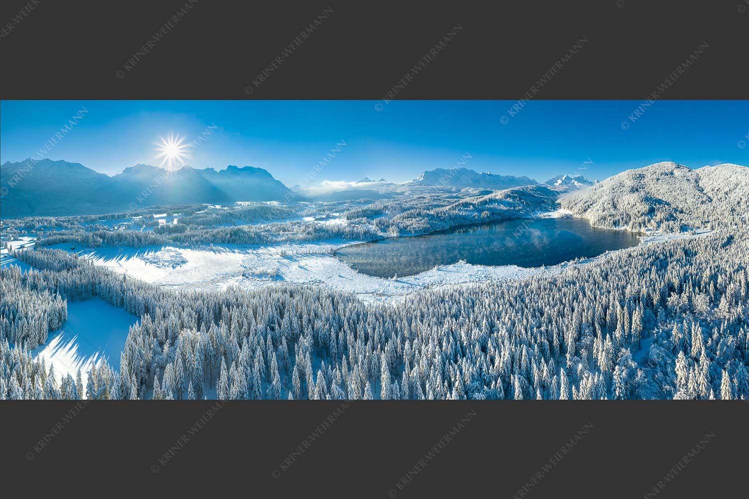 Blick über den Barmsee zum Karwendel- und Wettersteingebirge - Alles weiß am Barmsee 2,5:1  -- Winter am Barmsee - mehr Infos bei www.Kriner-Weiermann.de
