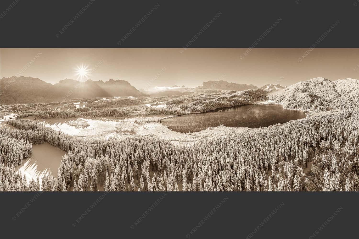 Blick über den Barmsee zum Karwendel- und Wettersteingebirge - Alles weiß am Barmsee 2,5:1 sepia -- Winter am Barmsee - mehr Infos bei www.Kriner-Weiermann.de