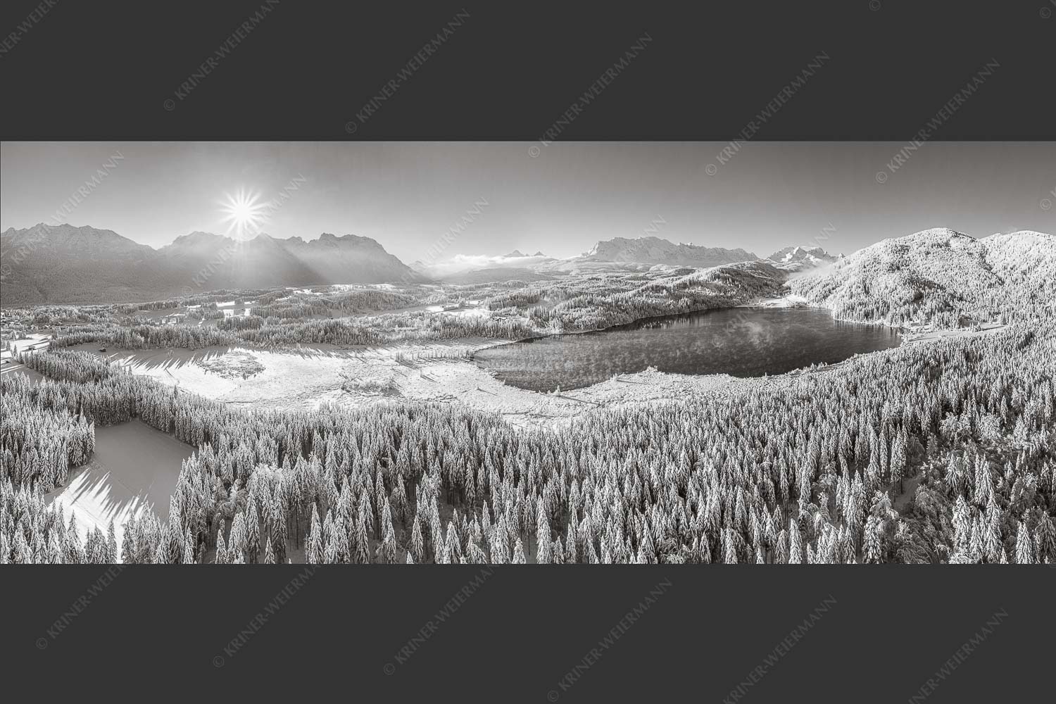 Blick über den Barmsee zum Karwendel- und Wettersteingebirge - Alles weiß am Barmsee 2,5:1 sw -- Winter am Barmsee - mehr Infos bei www.Kriner-Weiermann.de