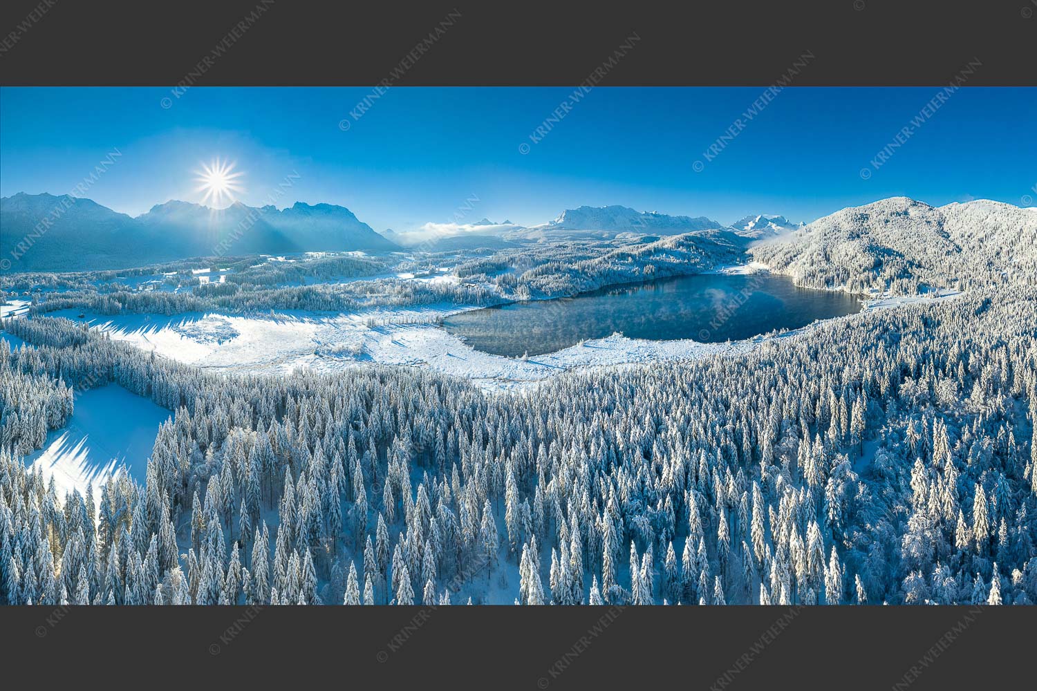 Blick über den Barmsee zum Karwendel- und Wettersteingebirge - Alles weiß am Barmsee 2:1  -- Winter am Barmsee - mehr Infos bei www.Kriner-Weiermann.de