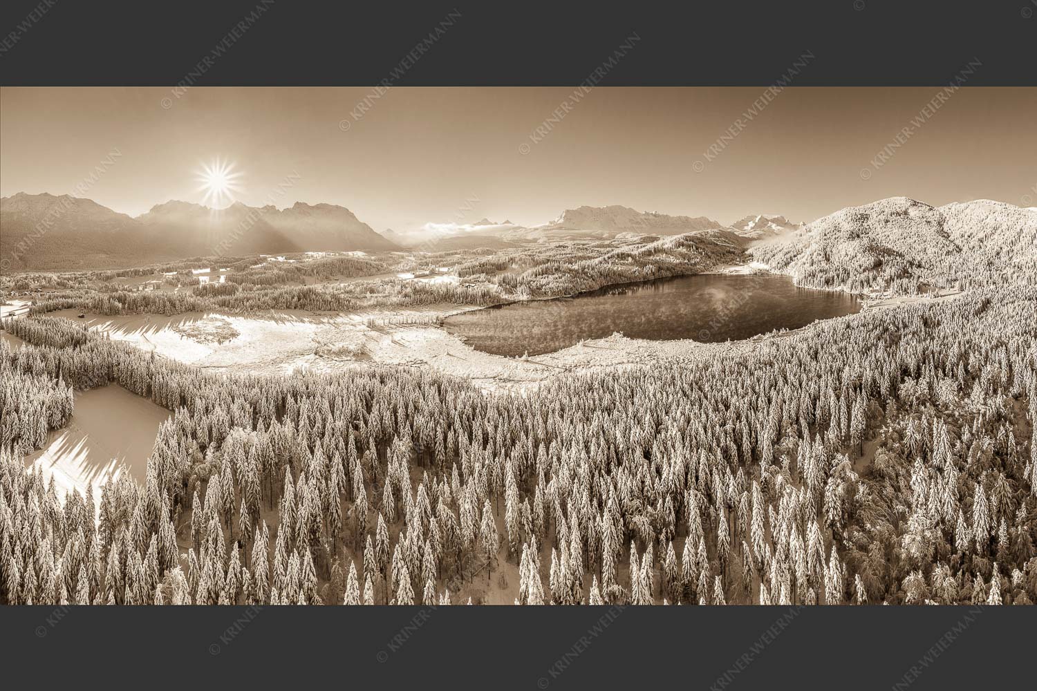 Blick über den Barmsee zum Karwendel- und Wettersteingebirge - Alles weiß am Barmsee 2:1 sepia -- Winter am Barmsee - mehr Infos bei www.Kriner-Weiermann.de