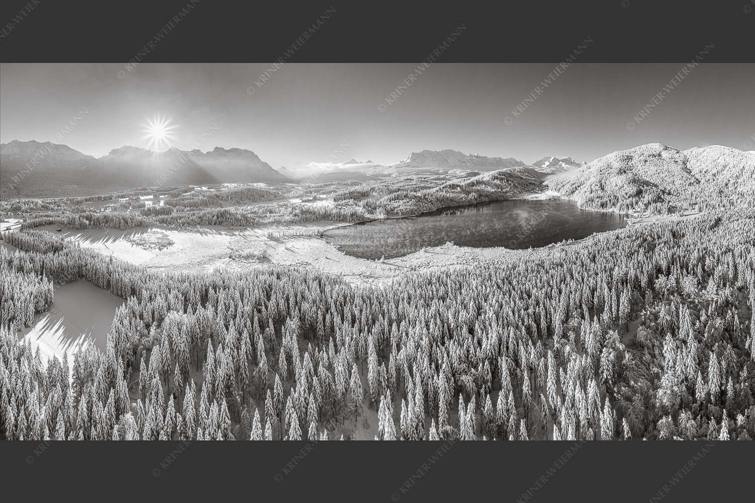 Blick über den Barmsee zum Karwendel- und Wettersteingebirge - Alles weiß am Barmsee 2:1 sw -- Winter am Barmsee - mehr Infos bei www.Kriner-Weiermann.de