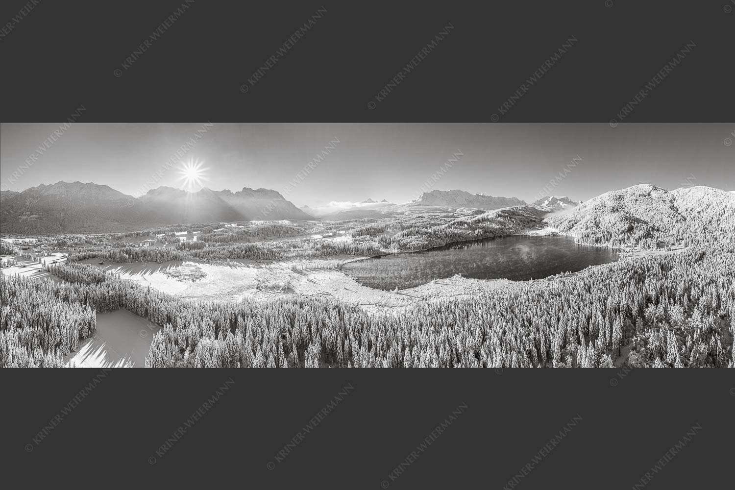 Blick über den Barmsee zum Karwendel- und Wettersteingebirge - Alles weiß am Barmsee 3:1 sw -- Winter am Barmsee - mehr Infos bei www.Kriner-Weiermann.de