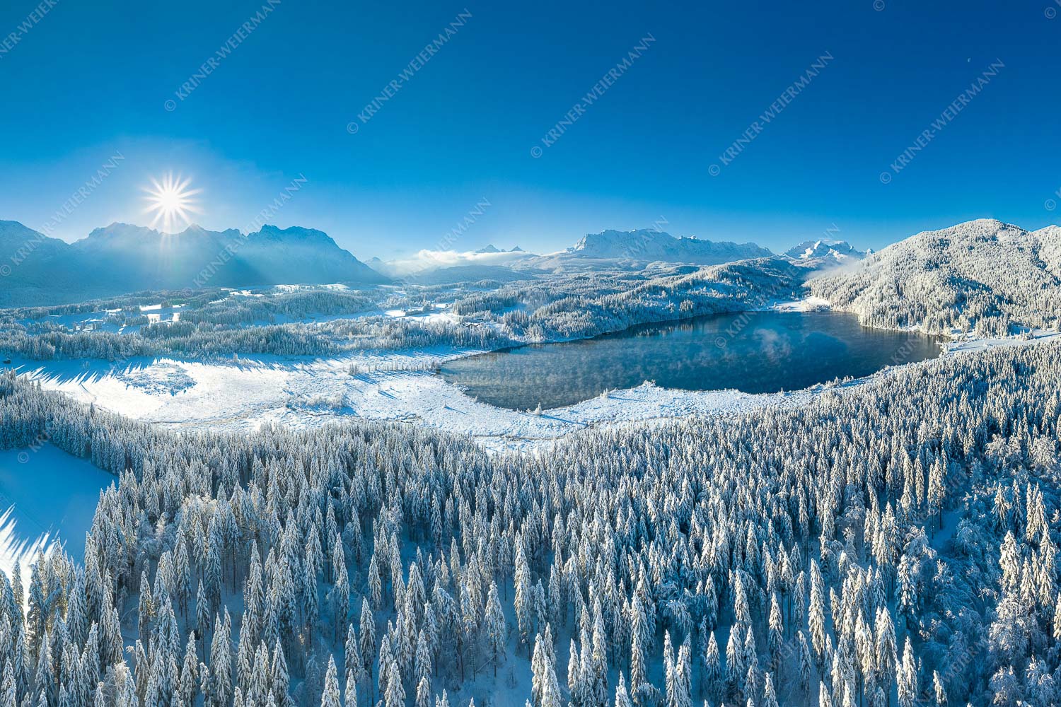 Blick über den Barmsee zum Karwendel- und Wettersteingebirge - Alles weiß am Barmsee 3:2  -- Winter am Barmsee - mehr Infos bei www.Kriner-Weiermann.de