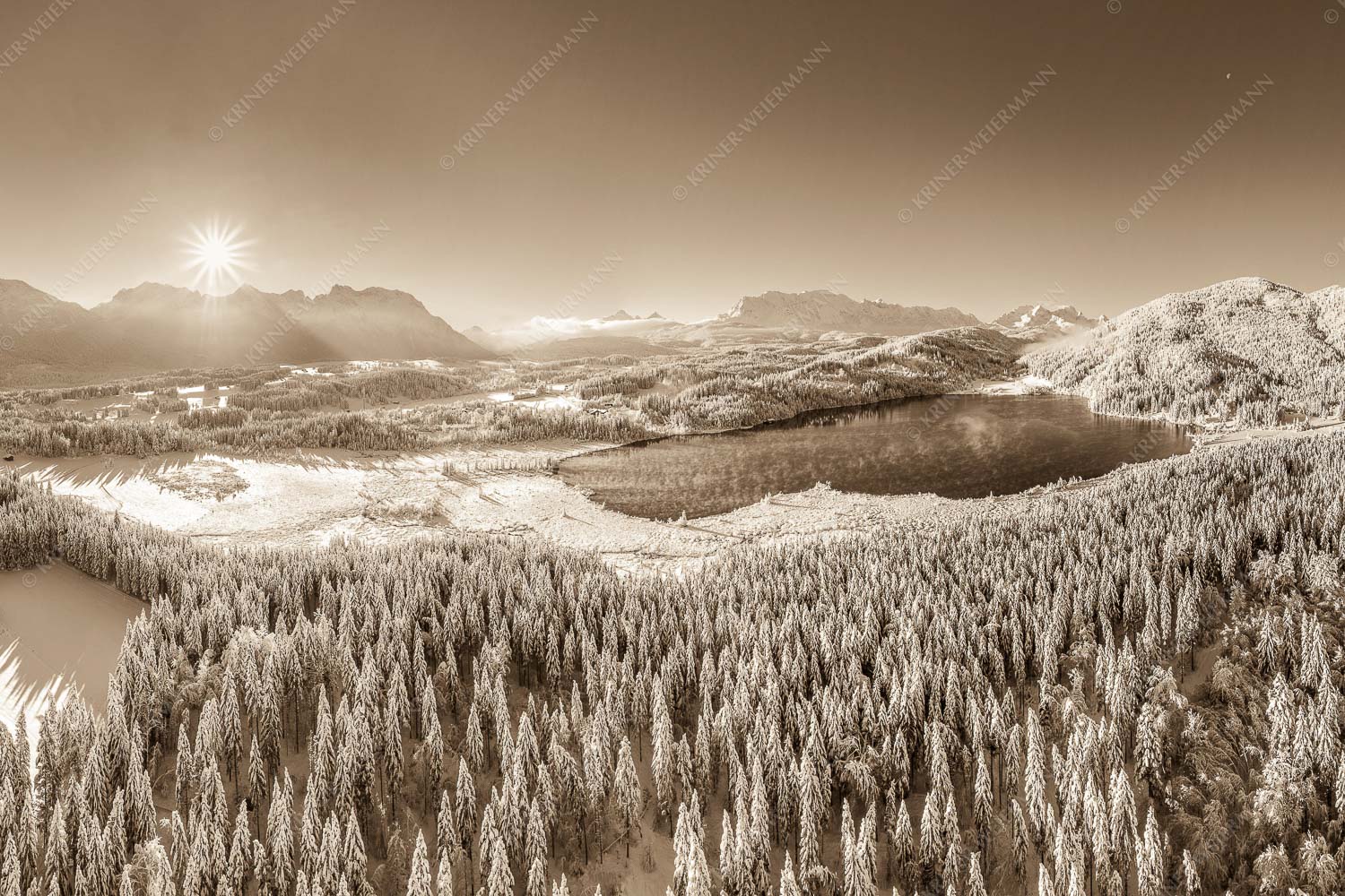 Blick über den Barmsee zum Karwendel- und Wettersteingebirge - Alles weiß am Barmsee 3:2 sepia -- Winter am Barmsee - mehr Infos bei www.Kriner-Weiermann.de
