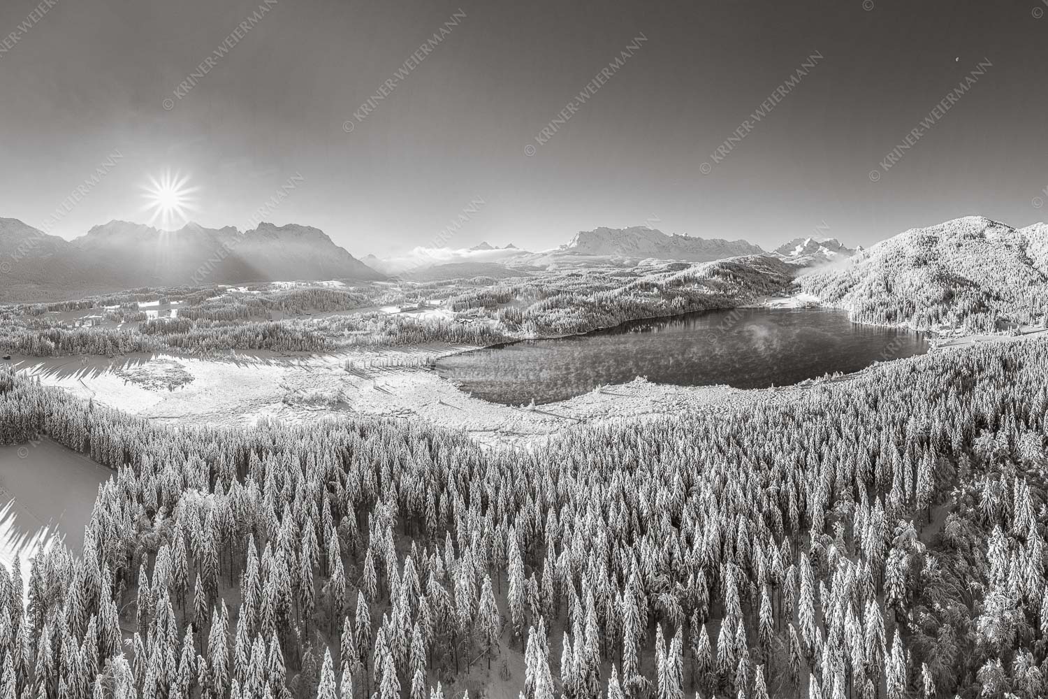 Blick über den Barmsee zum Karwendel- und Wettersteingebirge - Alles weiß am Barmsee 3:2 sw -- Winter am Barmsee - mehr Infos bei www.Kriner-Weiermann.de