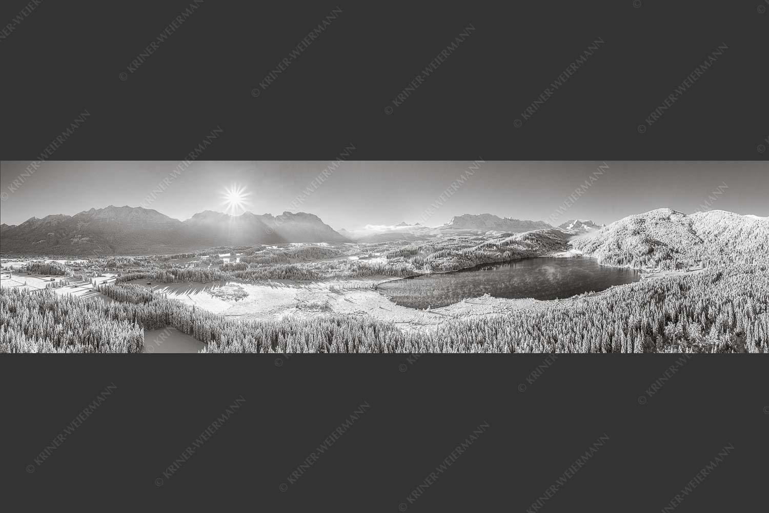 Blick über den Barmsee zum Karwendel- und Wettersteingebirge - Alles weiß am Barmsee 4:1 sw -- Winter am Barmsee - mehr Infos bei www.Kriner-Weiermann.de