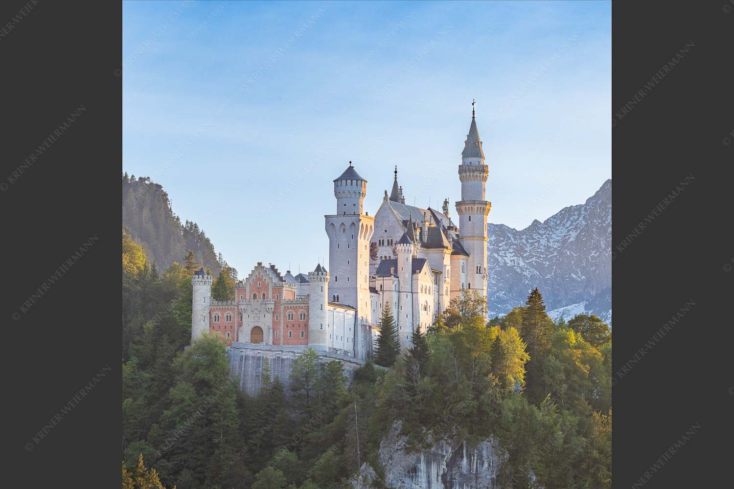 Schloss Neuschwanstein mit Gehrenspitze - Alpines Schloss 1:1  -- Schloss Neuschwanstein - mehr Infos bei www.Kriner-Weiermann.de