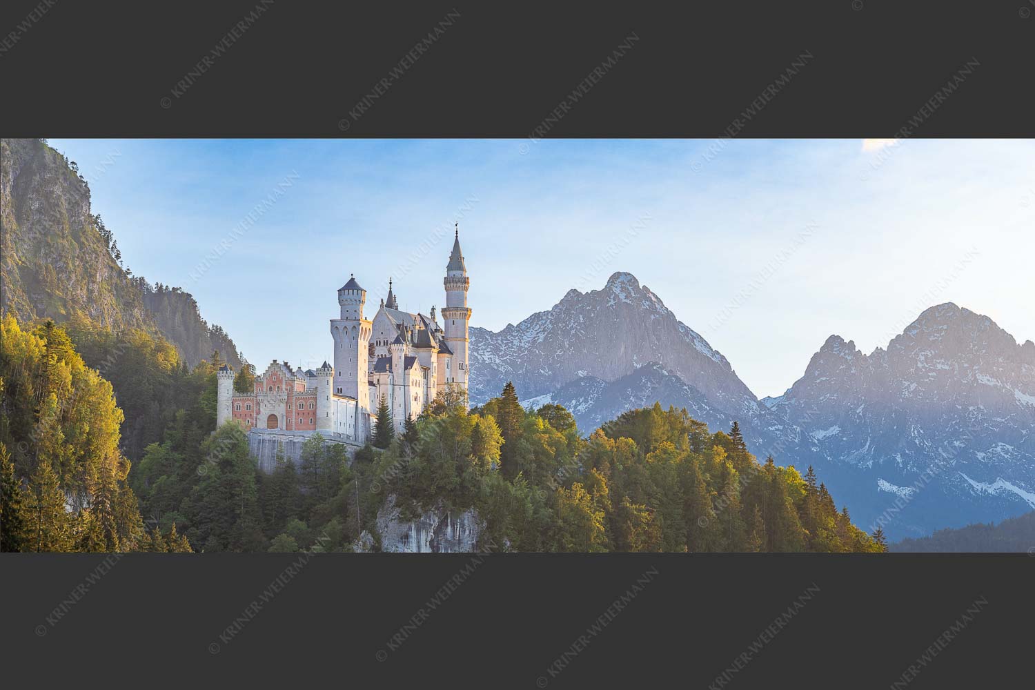 Schloss Neuschwanstein mit Gehrenspitze - Alpines Schloss 2,5:1  -- Schloss Neuschwanstein - mehr Infos bei www.Kriner-Weiermann.de
