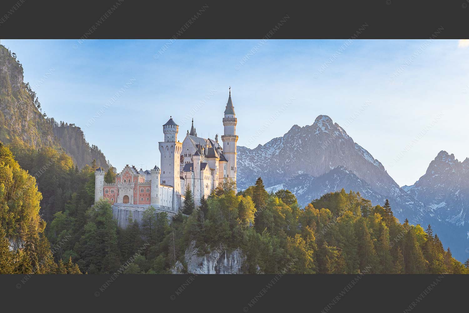 Schloss Neuschwanstein mit Gehrenspitze - Alpines Schloss 2:1  -- Schloss Neuschwanstein - mehr Infos bei www.Kriner-Weiermann.de