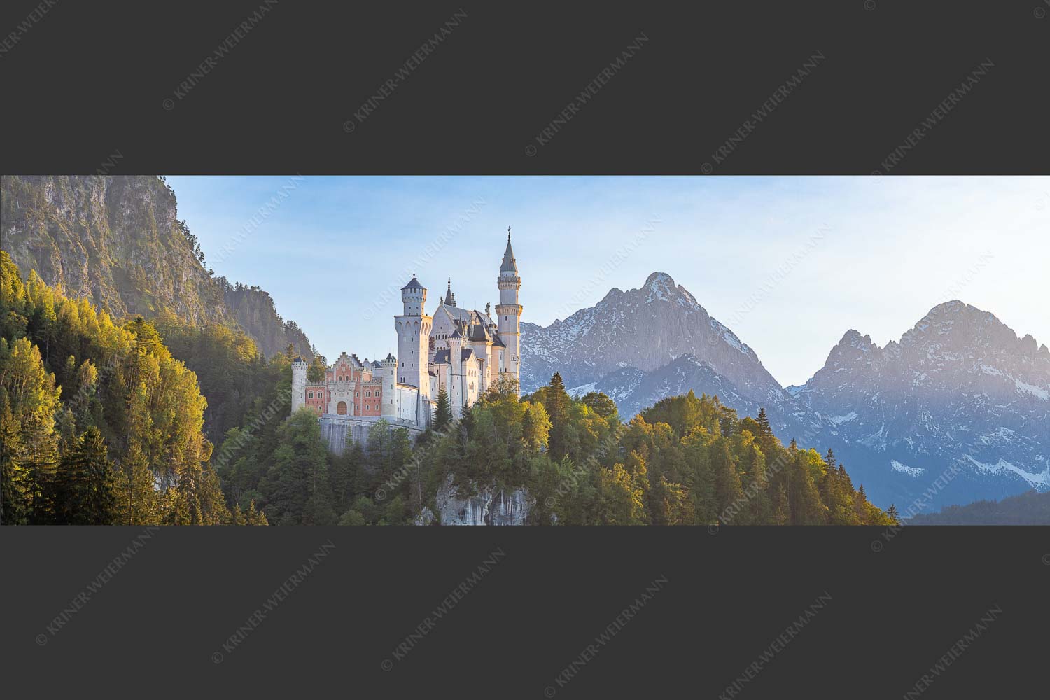 Schloss Neuschwanstein mit Gehrenspitze - Alpines Schloss 3:1  -- Schloss Neuschwanstein - mehr Infos bei www.Kriner-Weiermann.de