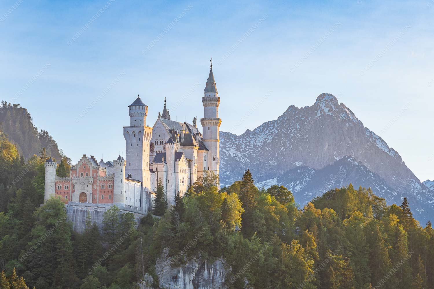 Schloss Neuschwanstein mit Gehrenspitze - Alpines Schloss 3:2  -- Schloss Neuschwanstein - mehr Infos bei www.Kriner-Weiermann.de