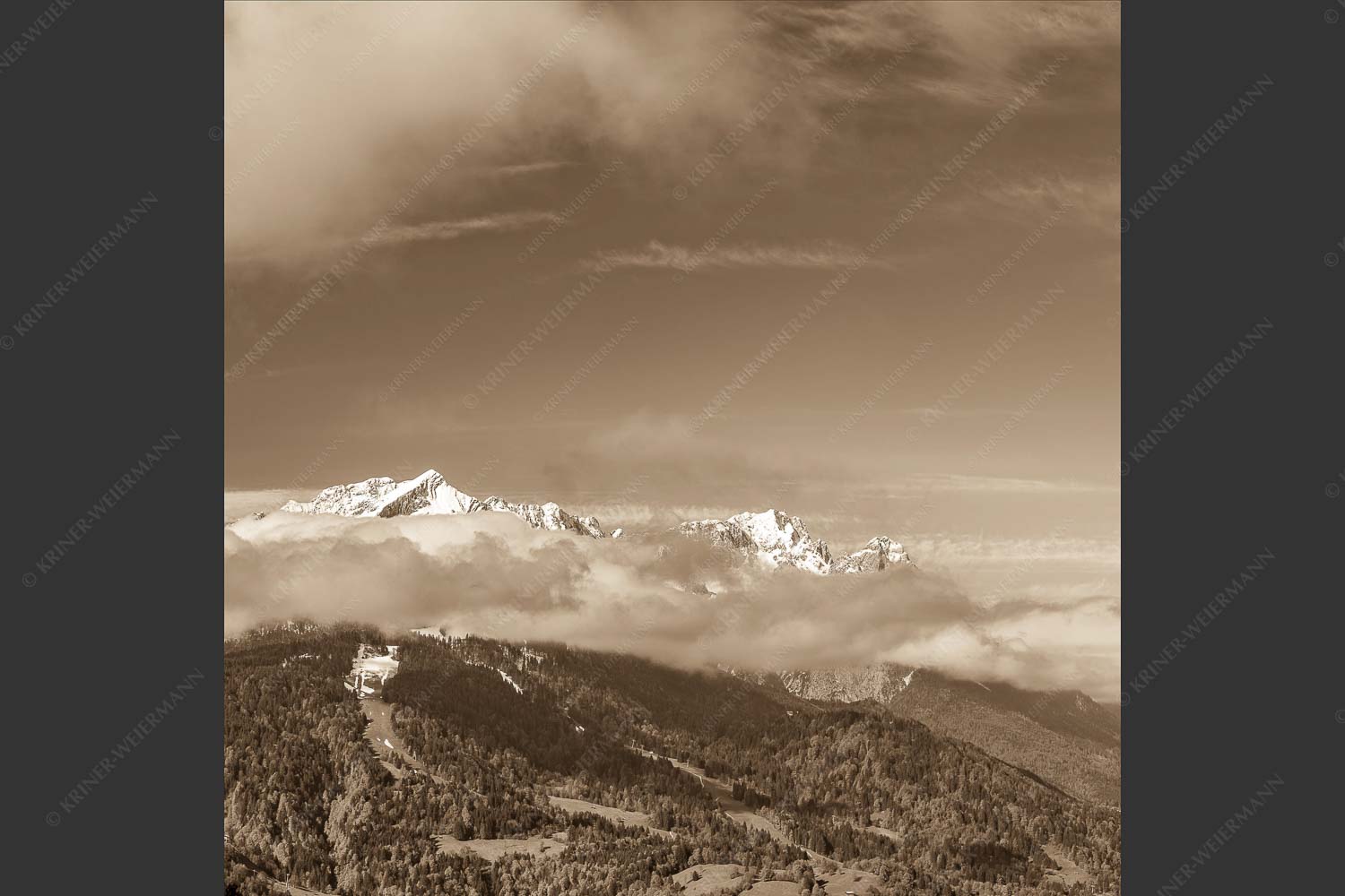 Blick aufs Zugspitzmassiv im Wettersteingebirge - Alpspitz bis Waxenstein 1:1 sepia -- Zugspitzmassiv - mehr Infos bei www.Kriner-Weiermann.de