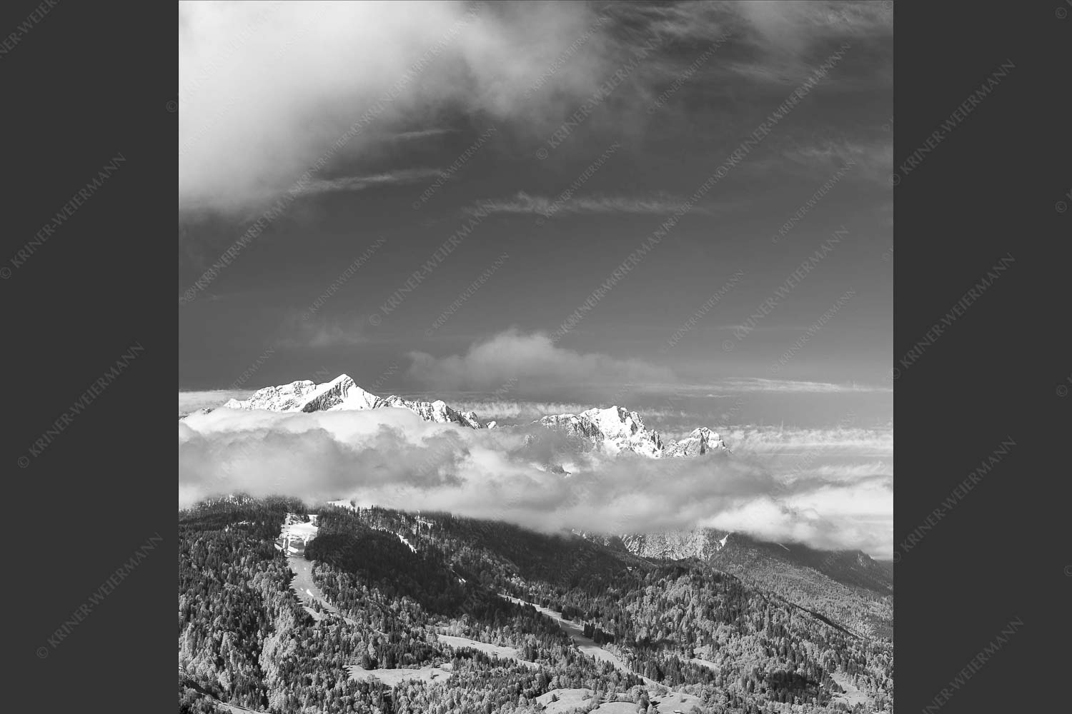 Blick aufs Zugspitzmassiv im Wettersteingebirge - Alpspitz bis Waxenstein 1:1 sw -- Zugspitzmassiv - mehr Infos bei www.Kriner-Weiermann.de