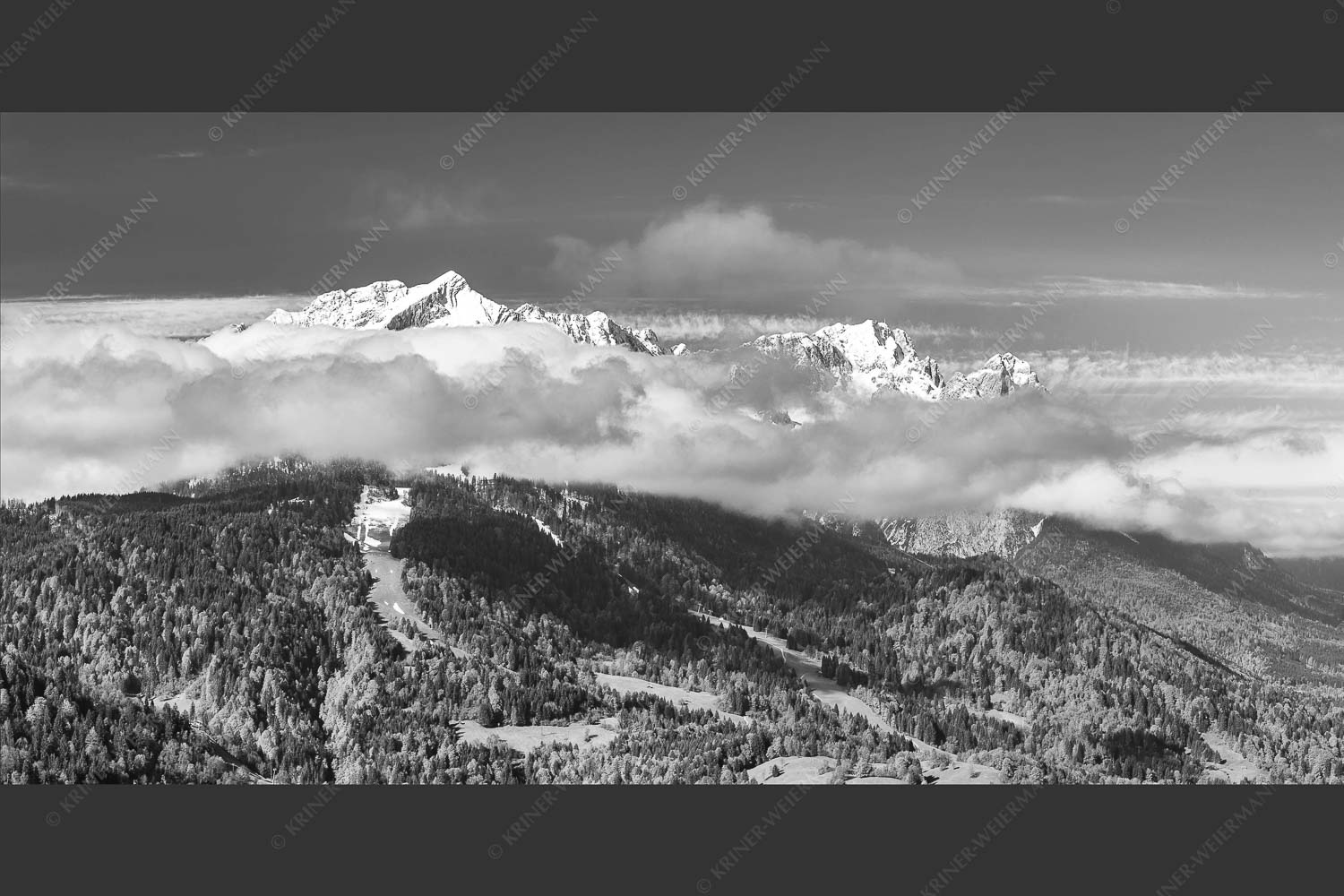 Blick aufs Zugspitzmassiv im Wettersteingebirge - Alpspitz bis Waxenstein 2:1 sw -- Zugspitzmassiv - mehr Infos bei www.Kriner-Weiermann.de