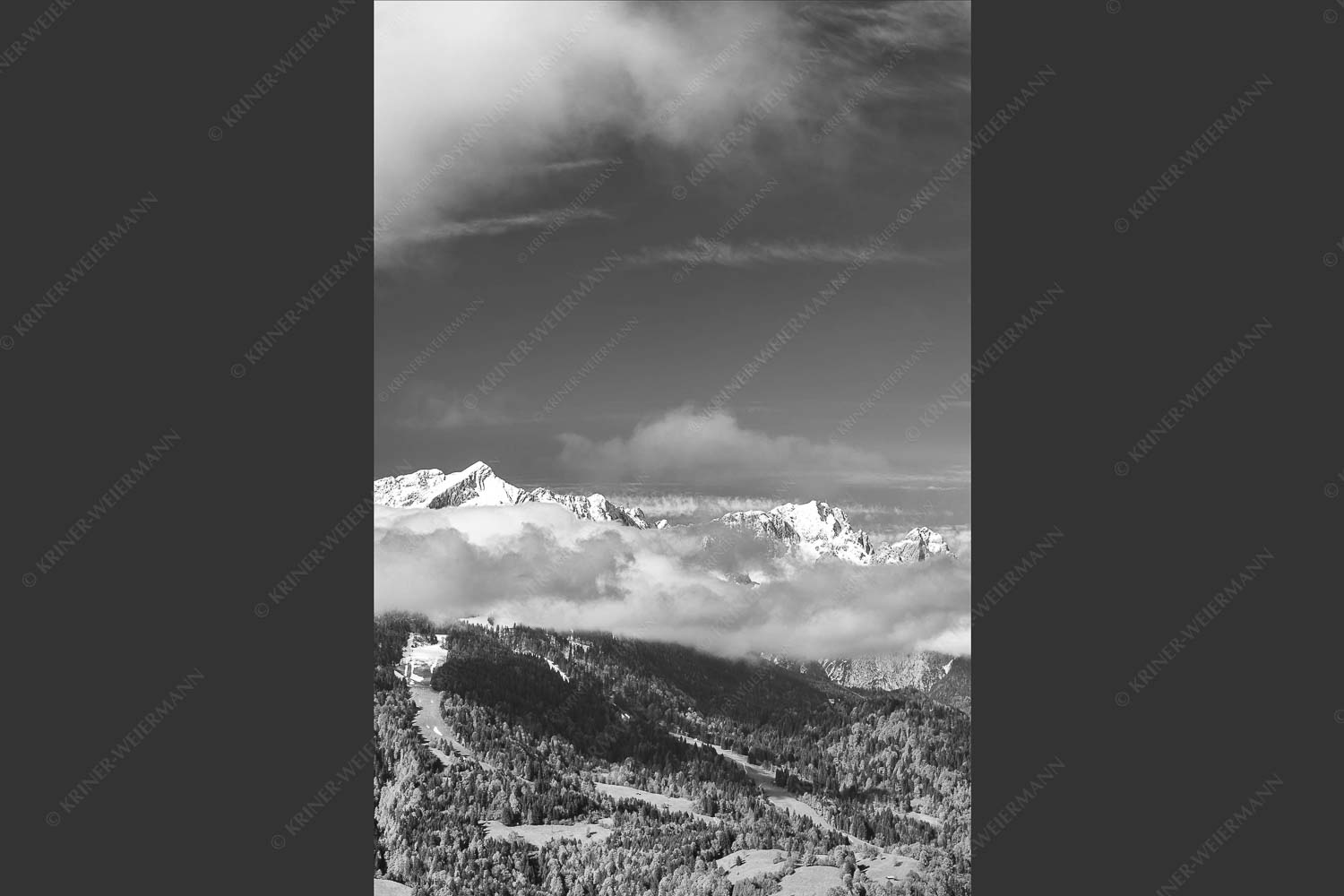 Blick aufs Zugspitzmassiv im Wettersteingebirge - Alpspitz bis Waxenstein 2:3 sw -- Zugspitzmassiv - mehr Infos bei www.Kriner-Weiermann.de