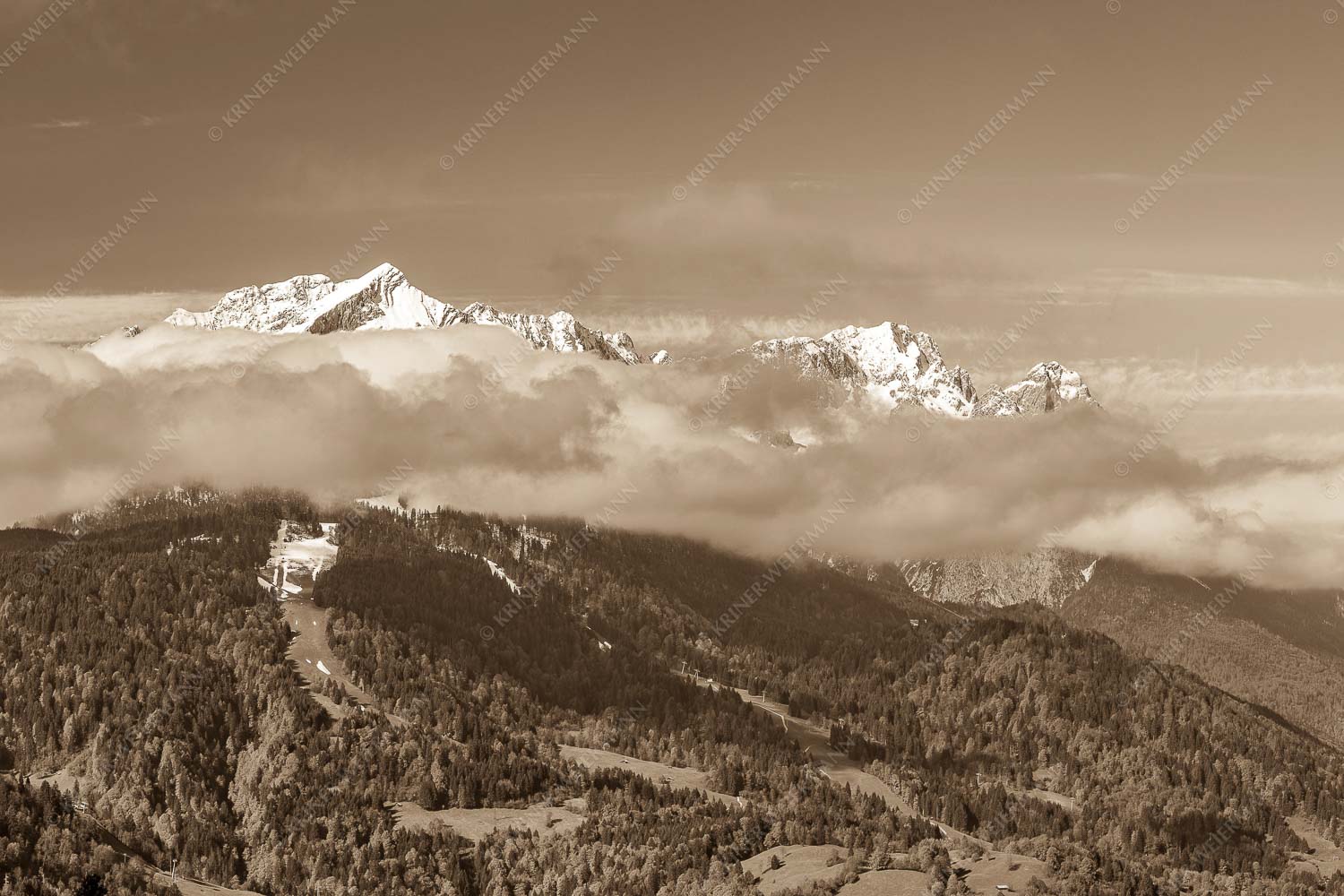 Blick aufs Zugspitzmassiv im Wettersteingebirge - Alpspitz bis Waxenstein 3:2 sepia -- Zugspitzmassiv - mehr Infos bei www.Kriner-Weiermann.de