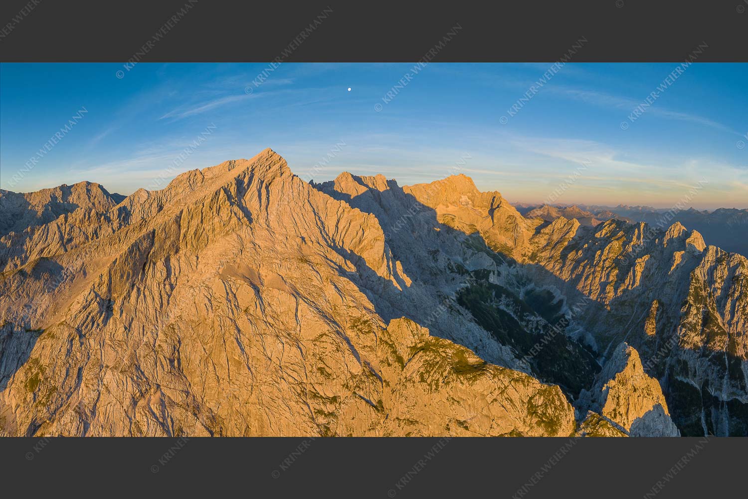 Alpspitze, Jubiläumsgrat und Zugspitze im ersten Sonnenlicht - Alpspitz NordOst 2:1  -- Jubiläumsgrat und Zugspitze - mehr Infos bei www.Kriner-Weiermann.de
