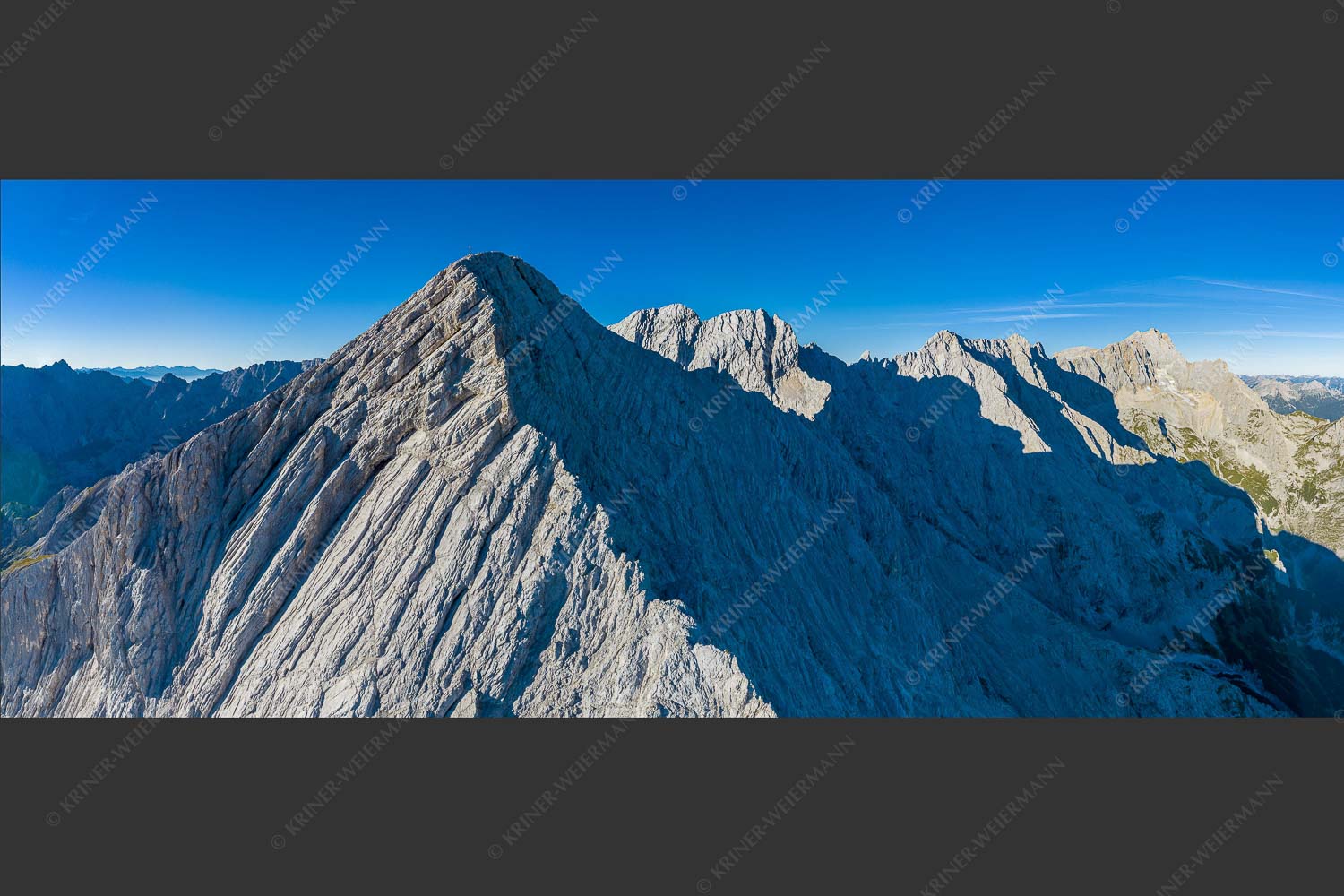 Alpspitze mit Hochblassen, Jubiläumsgrat und Zugspitze im Hintergrund - Alpspitz NordWest 2,5:1  -- Jubiläumsgrat und Zugspitze - mehr Infos bei www.Kriner-Weiermann.de