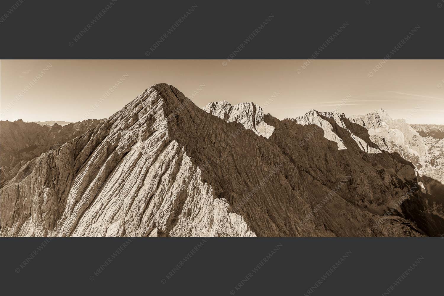 Alpspitze mit Hochblassen, Jubiläumsgrat und Zugspitze im Hintergrund - Alpspitz NordWest 2,5:1 sepia -- Jubiläumsgrat und Zugspitze - mehr Infos bei www.Kriner-Weiermann.de