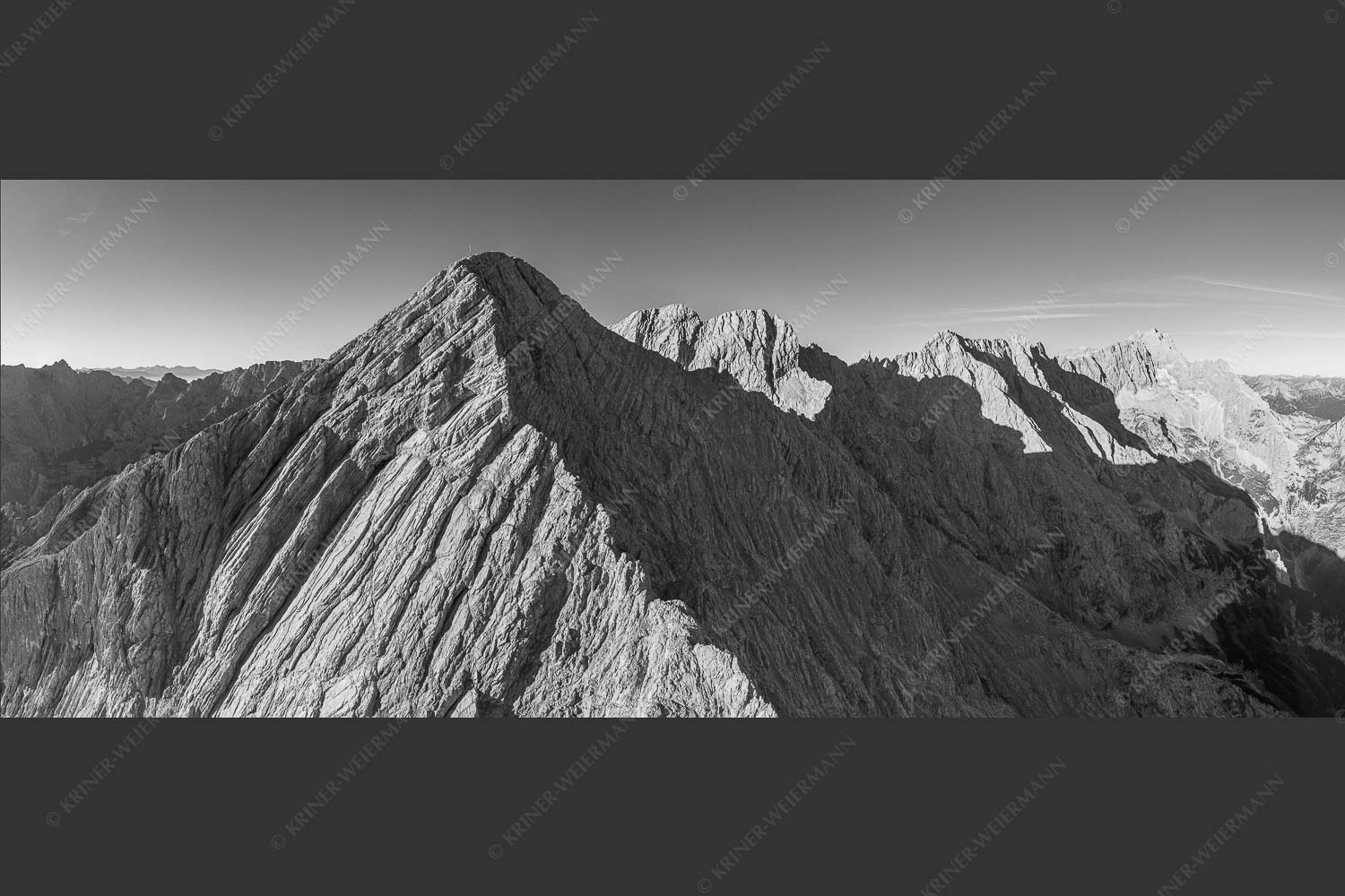 Alpspitze mit Hochblassen, Jubiläumsgrat und Zugspitze im Hintergrund - Alpspitz NordWest 2,5:1 sw -- Jubiläumsgrat und Zugspitze - mehr Infos bei www.Kriner-Weiermann.de