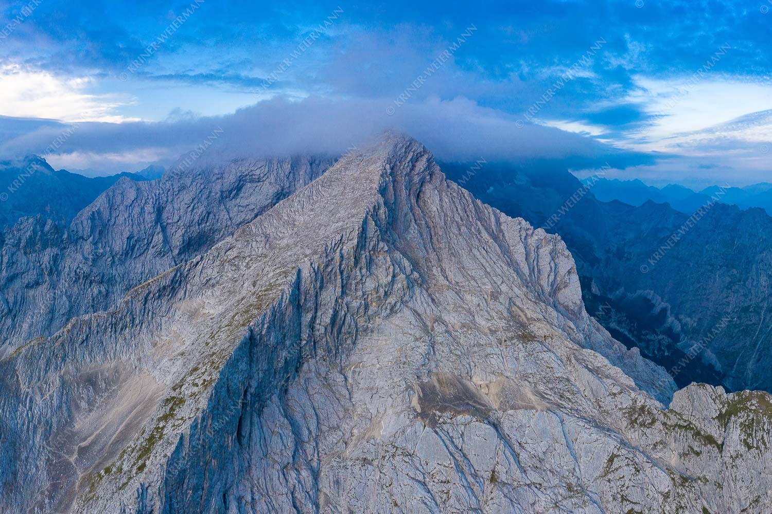 Blick in die Nordwand der Alpspitze vor Sonnenaufgang - Alpspitze I 3:2  -- Alpspitz Schulter - mehr Infos bei www.Kriner-Weiermann.de