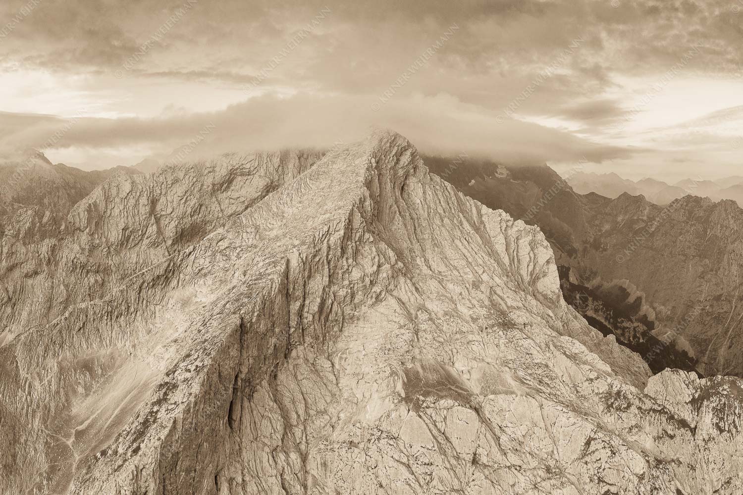 Blick in die Nordwand der Alpspitze vor Sonnenaufgang - Alpspitze I 3:2 sepia -- Alpspitz Schulter - mehr Infos bei www.Kriner-Weiermann.de