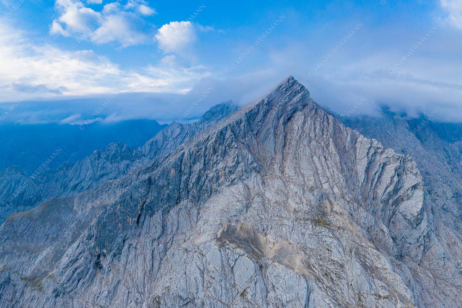 Blick in die Nordwand der Alpspitze vor Sonnenaufgang - Alpspitze II 3:2  -- Alpspitz Nordwand - mehr Infos bei www.Kriner-Weiermann.de