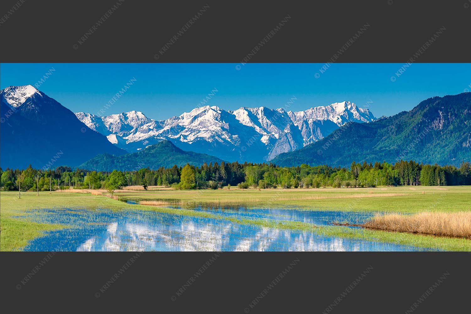Blick vom Murnauer Moos auf das Zugspitzmassiv im Wetterstein - Alpspitzspiegel 2,5:1  -- Murnau Loisachtal und Wetterstein - mehr Infos bei www.Kriner-Weiermann.de
