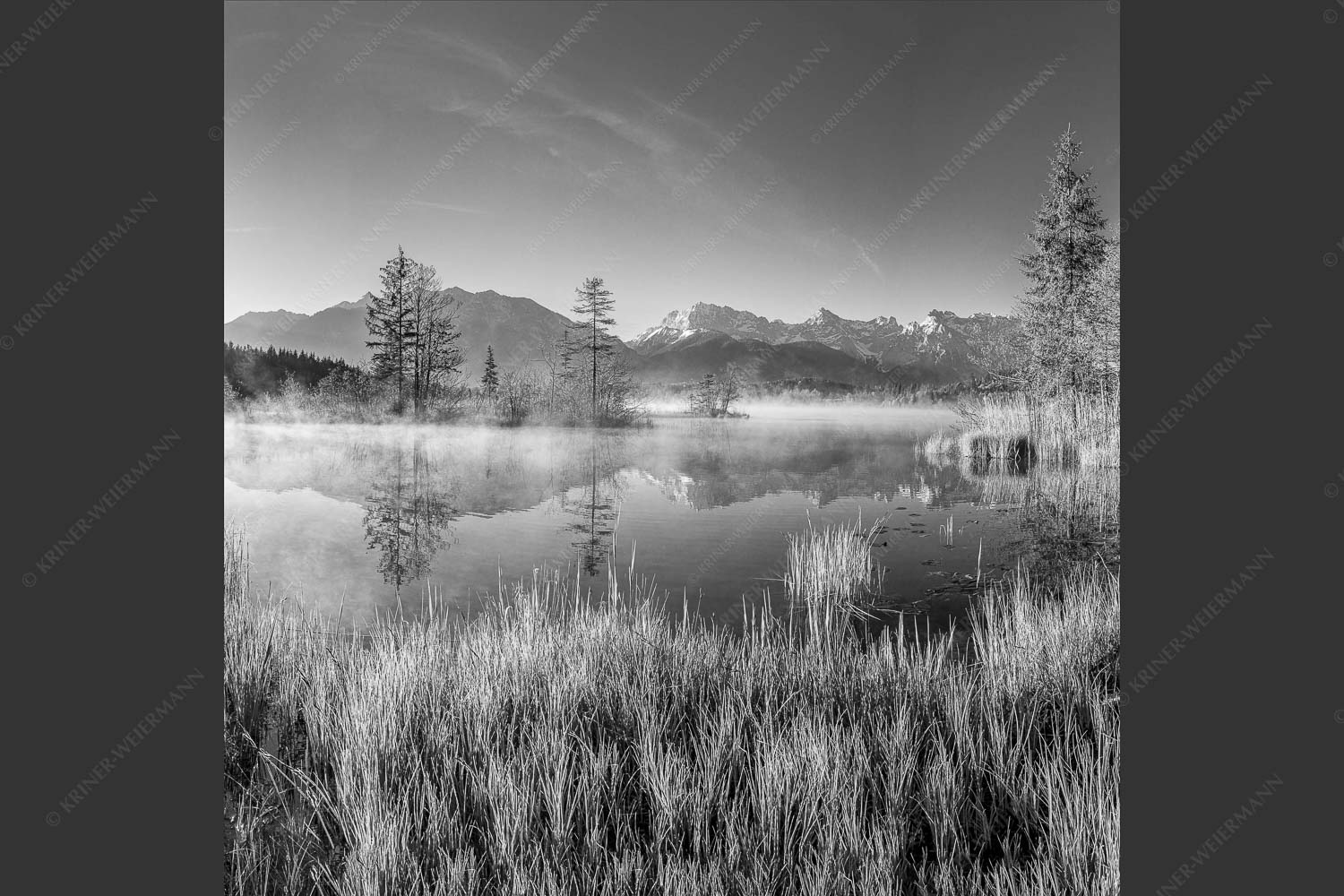 Sonnenaufgang am Barmsee mit Blick zum Karwendelgebirge - Am Barmsee 1:1 sw -- Karwendelblick - mehr Infos bei www.Kriner-Weiermann.de