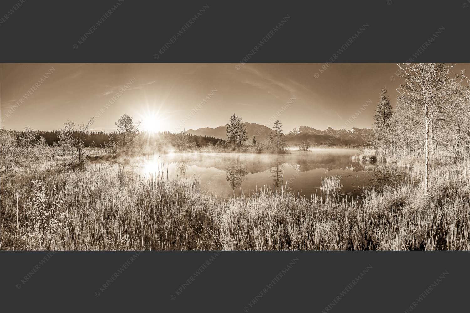 Sonnenaufgang am Barmsee mit Blick zum Karwendelgebirge - Am Barmsee 2,5:1 sepia -- Karwendelblick - mehr Infos bei www.Kriner-Weiermann.de