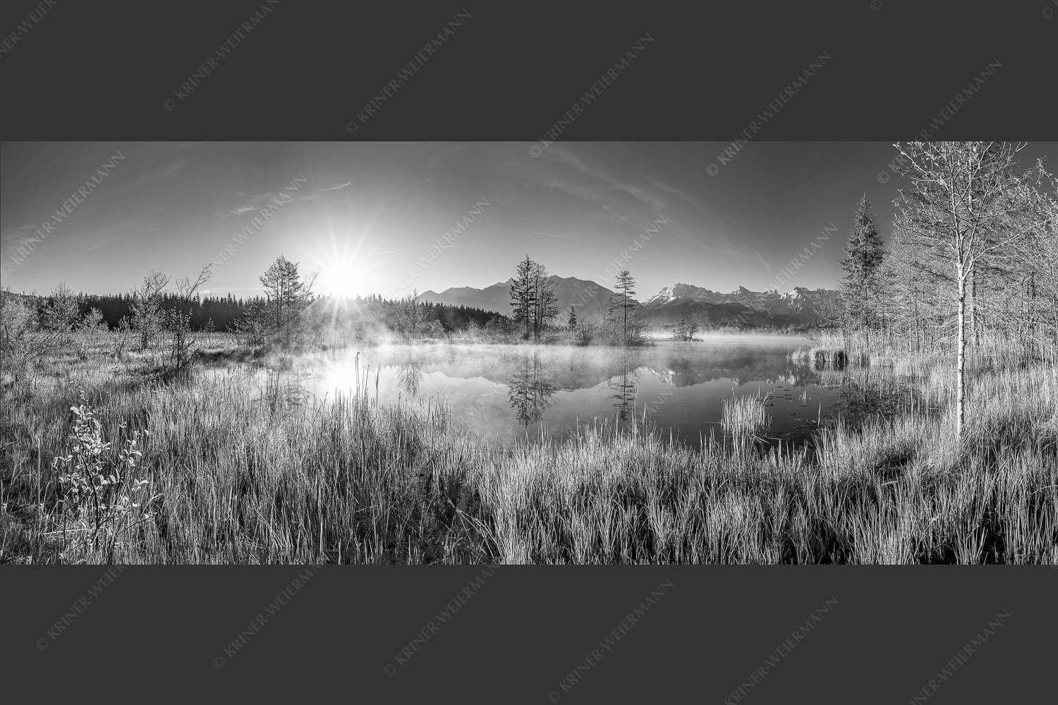 Sonnenaufgang am Barmsee mit Blick zum Karwendelgebirge - Am Barmsee 2,5:1 sw -- Karwendelblick - mehr Infos bei www.Kriner-Weiermann.de