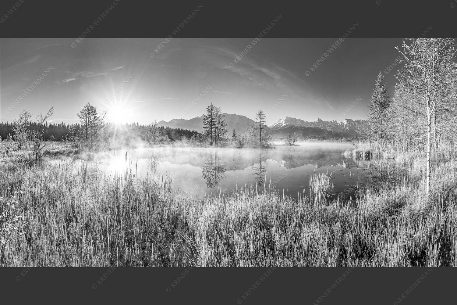 Sonnenaufgang am Barmsee mit Blick zum Karwendelgebirge - Am Barmsee 2:1 sw -- Karwendelblick - mehr Infos bei www.Kriner-Weiermann.de
