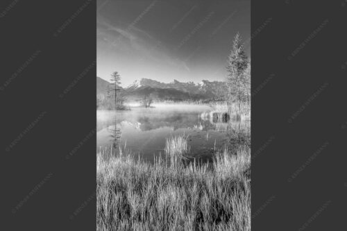 Sonnenaufgang am Barmsee mit Blick zum Karwendelgebirge - Am Barmsee 2:3 sw -- Karwendelblick - mehr Infos bei www.Kriner-Weiermann.de